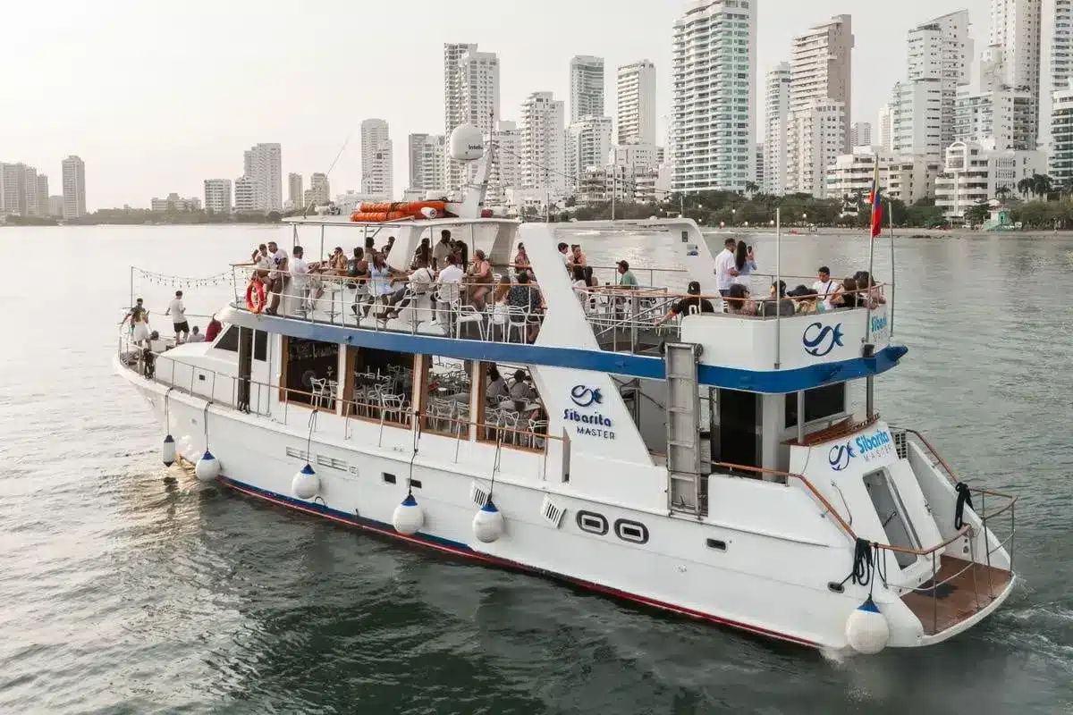 Atardecer sobre la bahía de Cartagena visto desde el Sibarita Master