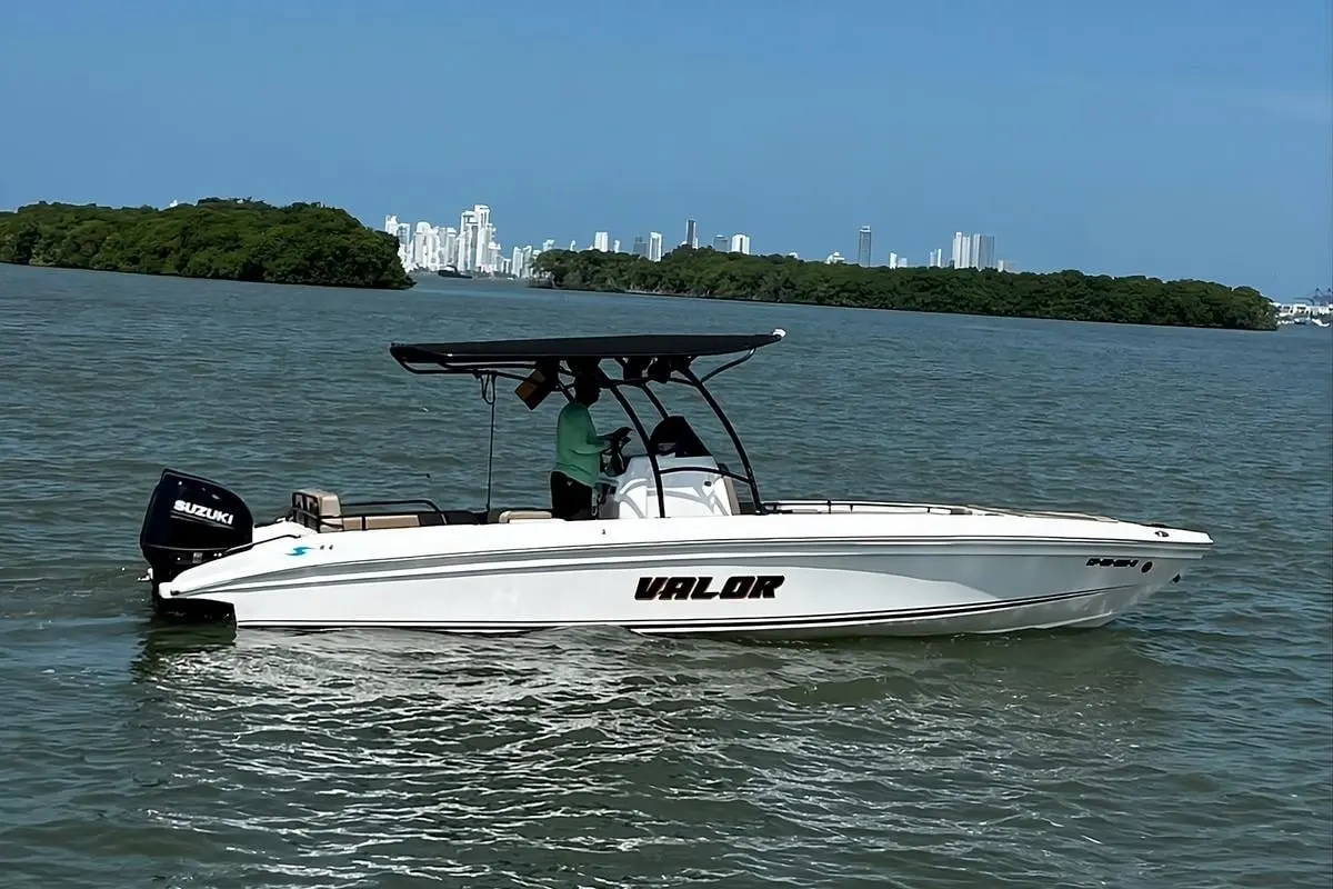 Lancha privada Valor navegando hacia las Islas del Rosario desde Cartagena (1)